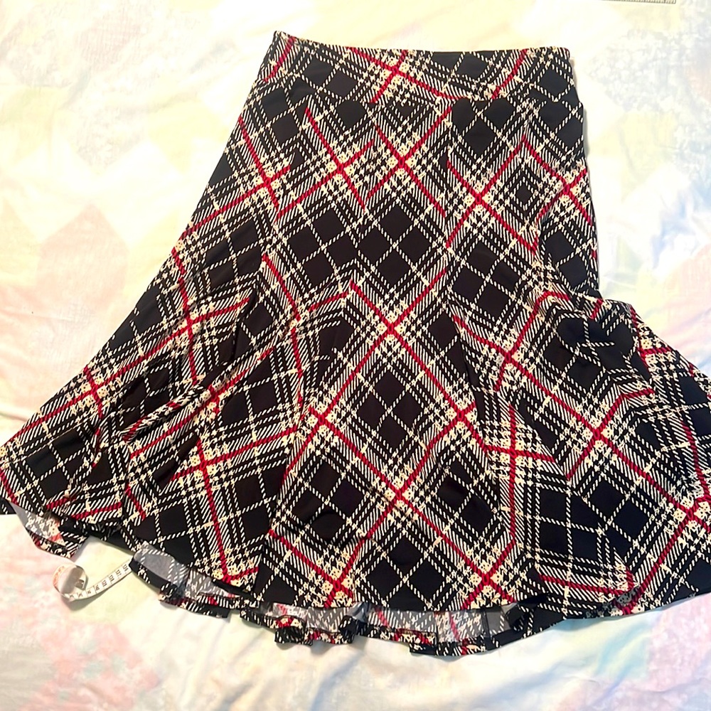 Skirt made out of polyester with comfortable stretch    Size M